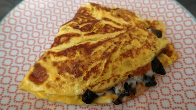 https://www.easyketoliving.com/wp-content/uploads/2020/10/Keto-Omelette-Recipe-How-to-make-a-low-carb-egg-omelet-.jpg